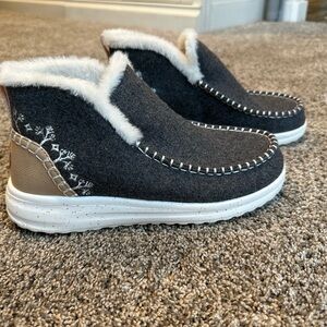 Like New Hey Dudes Boots